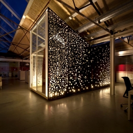 阿姆斯特丹-饮料品牌红牛-金属板环绕洞穴般的房间