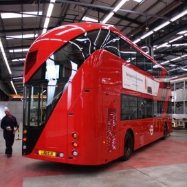 伦敦赫斯维克工作室-超时尚红色双层新巴士公交车设计