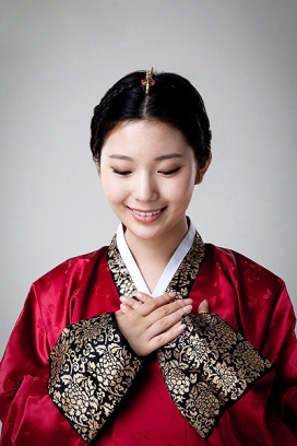 给您礼物！韩国穿民族服饰手捧礼物的少女