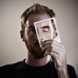 手拿照片创意拼接设计-宝丽来广告