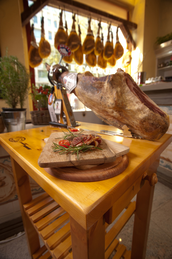 Mangalica és Társai猪肉熟食店品牌-匈牙利埃格尔823设计工作室作品---酷图编号13