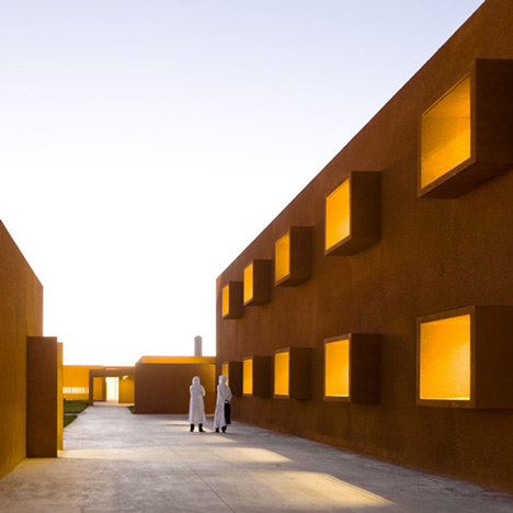 摩洛哥沙漠墙壁附近的镇学校建筑设计---酷图编号5