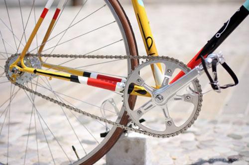 意大利一类固定齿轮的五彩自行车