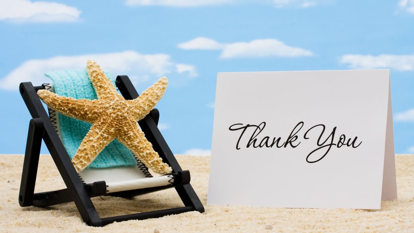 高清晰HD躺在沙滩躺椅上沐浴太阳的海星壁纸图片