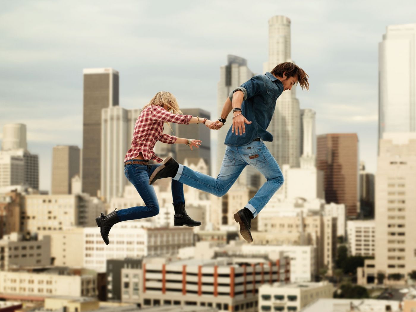 腾空跳跃!高清晰Wrangler牧马者AP时尚男女牛仔裤户外海报广告摄影欣赏图片