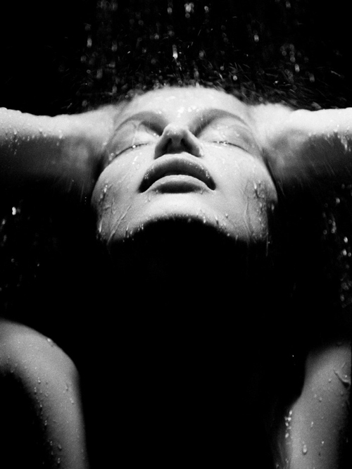 法国摄影师Dominique Issermann 人像作品-走廊上浴室的黑白人像封面大图