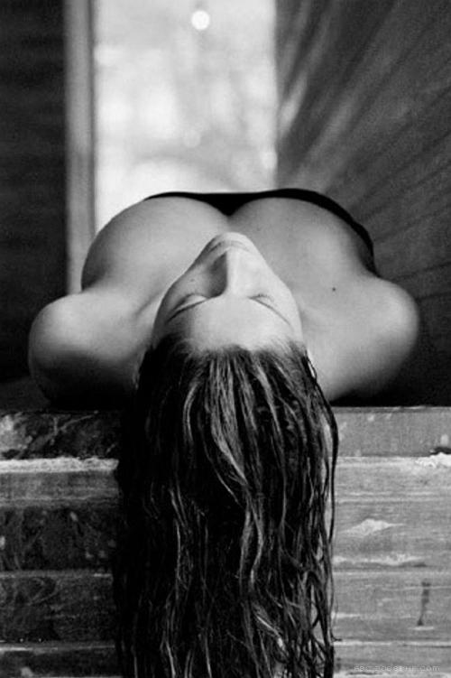 法国摄影师Dominique Issermann 人像作品-走廊上浴室的黑白人像---酷图编号1007617