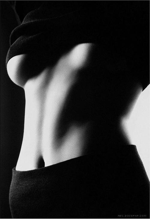 法国摄影师Dominique Issermann 人像作品-走廊上浴室的黑白人像---酷图编号1007620