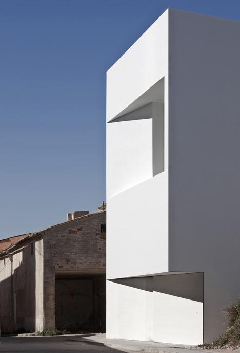 长方体层叠错觉的漂亮白色房子-西班牙Fran Silvestre Arquitectos建筑工作室作品-三层楼房,建立在悬崖边上---酷图编号9