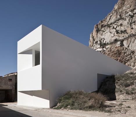 长方体层叠错觉的漂亮白色房子-西班牙Fran Silvestre Arquitectos建筑工作室作品-三层楼房,建立在悬崖边上---酷图编号5