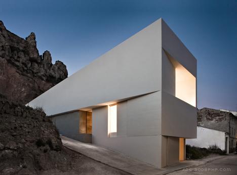 长方体层叠错觉的漂亮白色房子-西班牙Fran Silvestre Arquitectos建筑工作室作品-三层楼房,建立在悬崖边上---酷图编号1