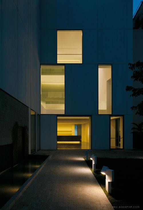 户外立方体射灯-Josep Lluís Xuclà设计师作品-灯可以360度旋转,允许在不同的角度照明---酷图编号5