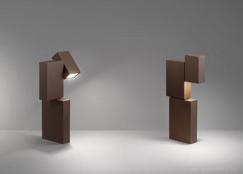 户外立方体射灯-Josep Lluís Xuclà设计师作品-灯可以360度旋转,允许在不同的角度照明---酷图编号2