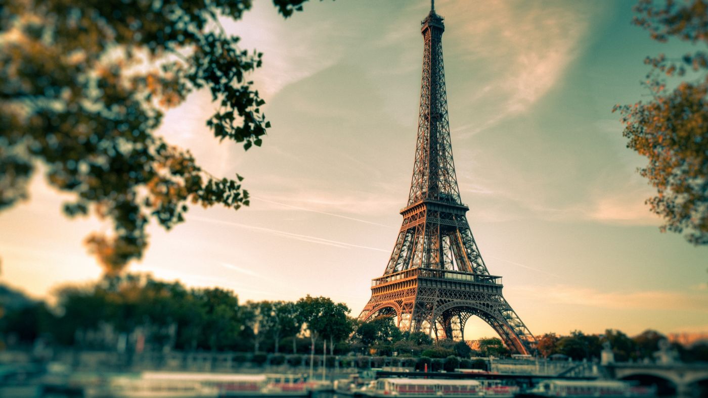 艾菲尔铁塔在有金黄光线的巴黎法国 库存照片. 图片 包括有 旅行, 都市, 节假日, 有历史, 巴黎, 夏天 - 101925238