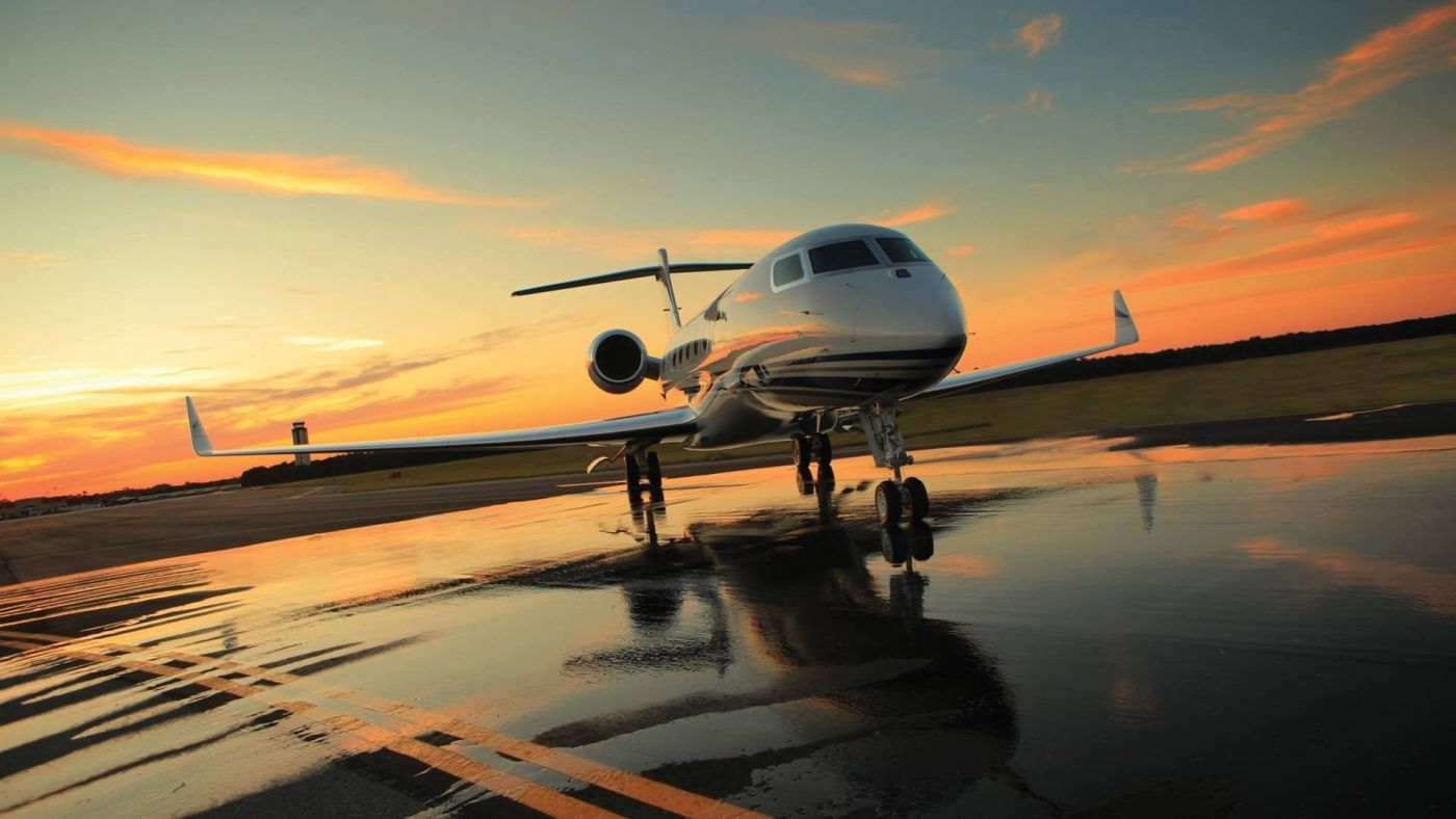 刚刚降落在跑道上的飞机图片