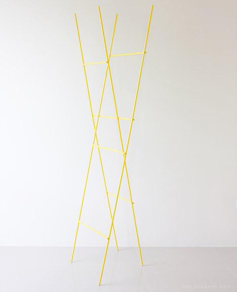 台湾设计师Yenwen家居作品-细细交叉的楼梯衣帽架---酷图编号1