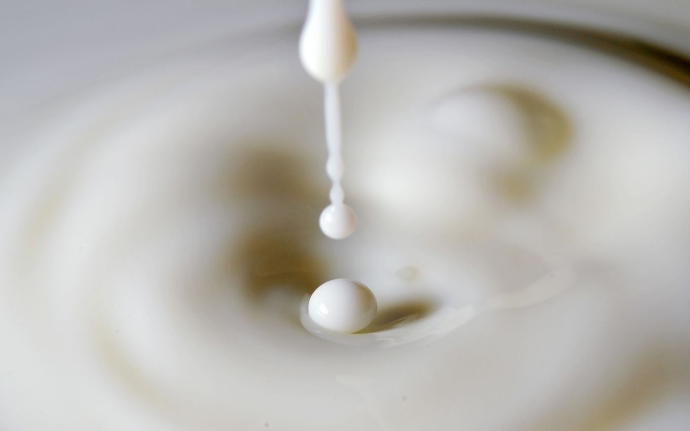 一滴牛奶水花图片