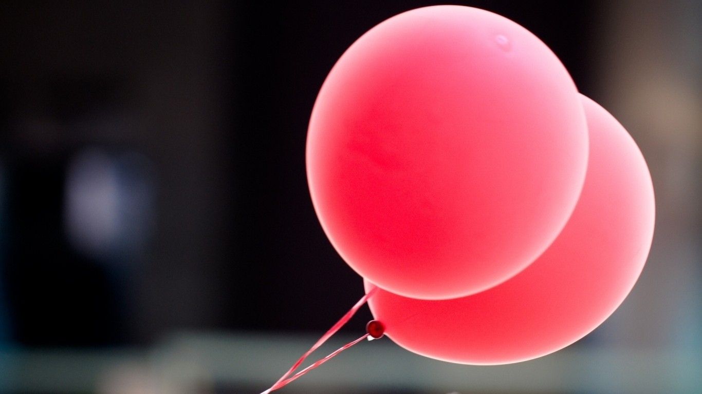 两个漂亮的红气球图片