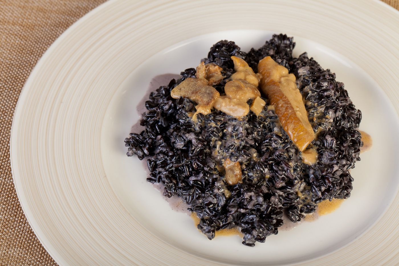 装满西瓜子甜品美食的盘子摄影图片