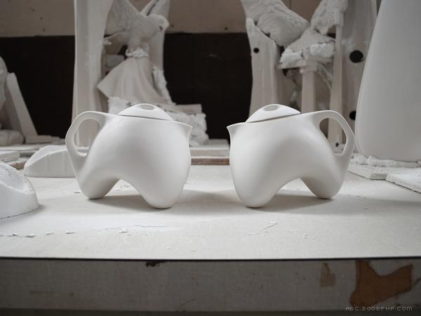 鼎壶-三条腿的Tripot Teapot陶瓷茶壶-美国Matthew Pauk工业设计师作品---酷图编号1017635