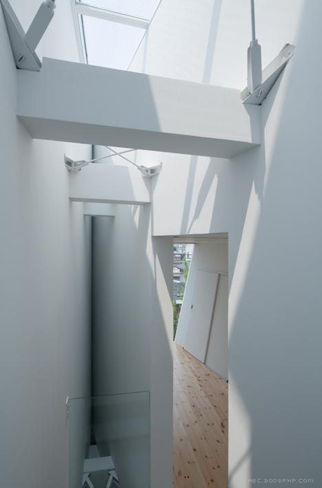 一个上层扭曲含空白色盒子的楼房建筑-日本Kenji建筑师作品---酷图编号9