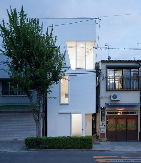 一个上层扭曲含空白色盒子的楼房建筑-日本Kenji建筑师作品---酷图编号3