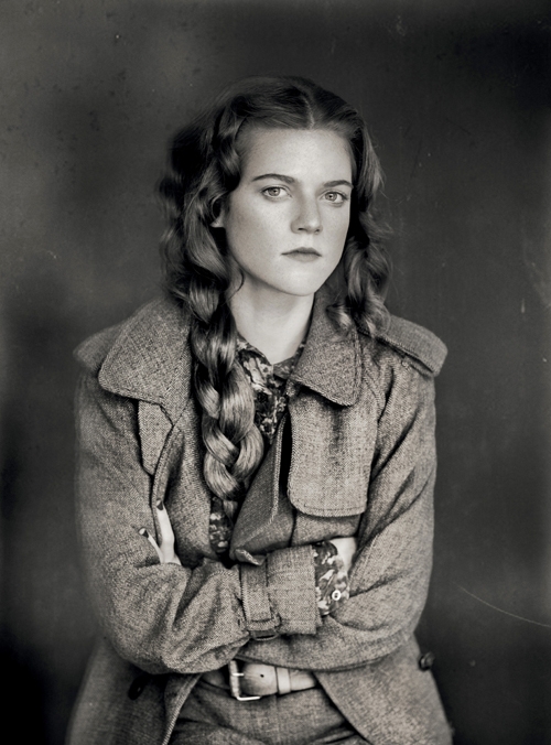 丽卡棕褐色秋季心情-一个老式的女孩图片