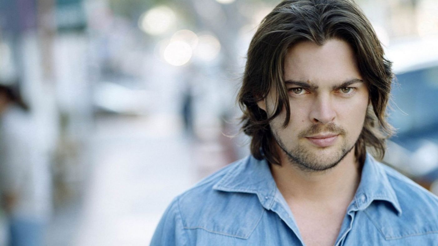 长发飘飘的小胡子男人-karl-urban图片