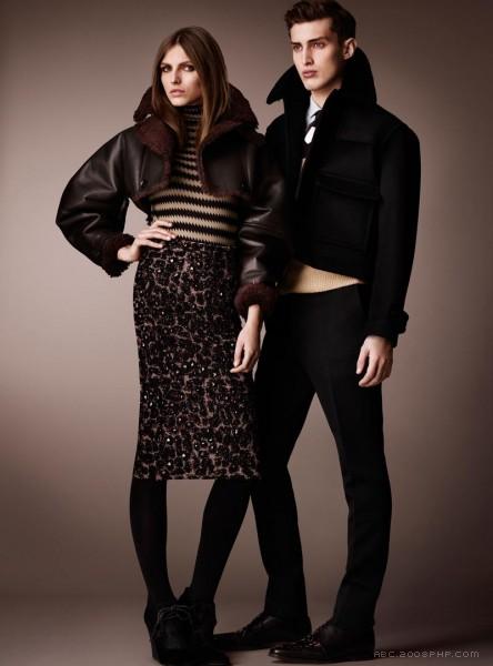 Burberry巴宝莉-大胆的色彩,条纹和针织品时装秀,巴宝莉的女人被裹在纯羊绒,羊驼毛里面---酷图编号6