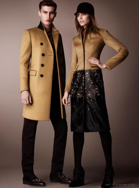 Burberry巴宝莉-大胆的色彩,条纹和针织品时装秀,巴宝莉的女人被裹在纯羊绒,羊驼毛里面---酷图编号4