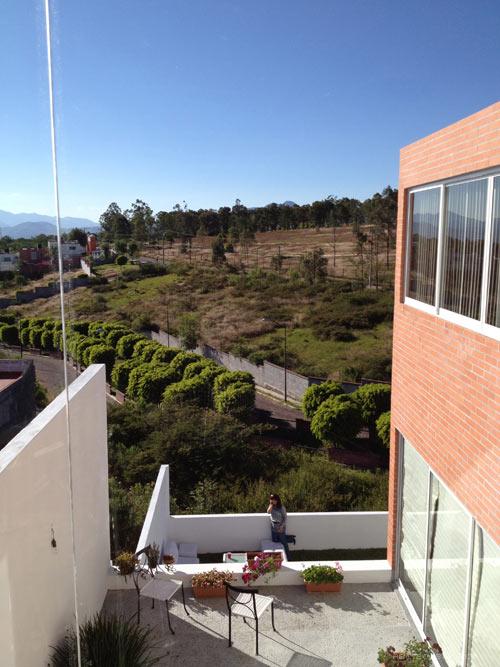 一个独特悬臂外墙伸出的白色方块砖建筑房子-建筑坐落在墨西哥城---酷图编号1