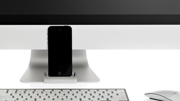 iPhone充电底座-美国Peedu Tuisk工业设计师作品---酷图编号1033272