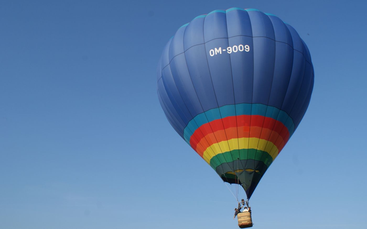 高清晰蓝天下漂亮的精彩热气球