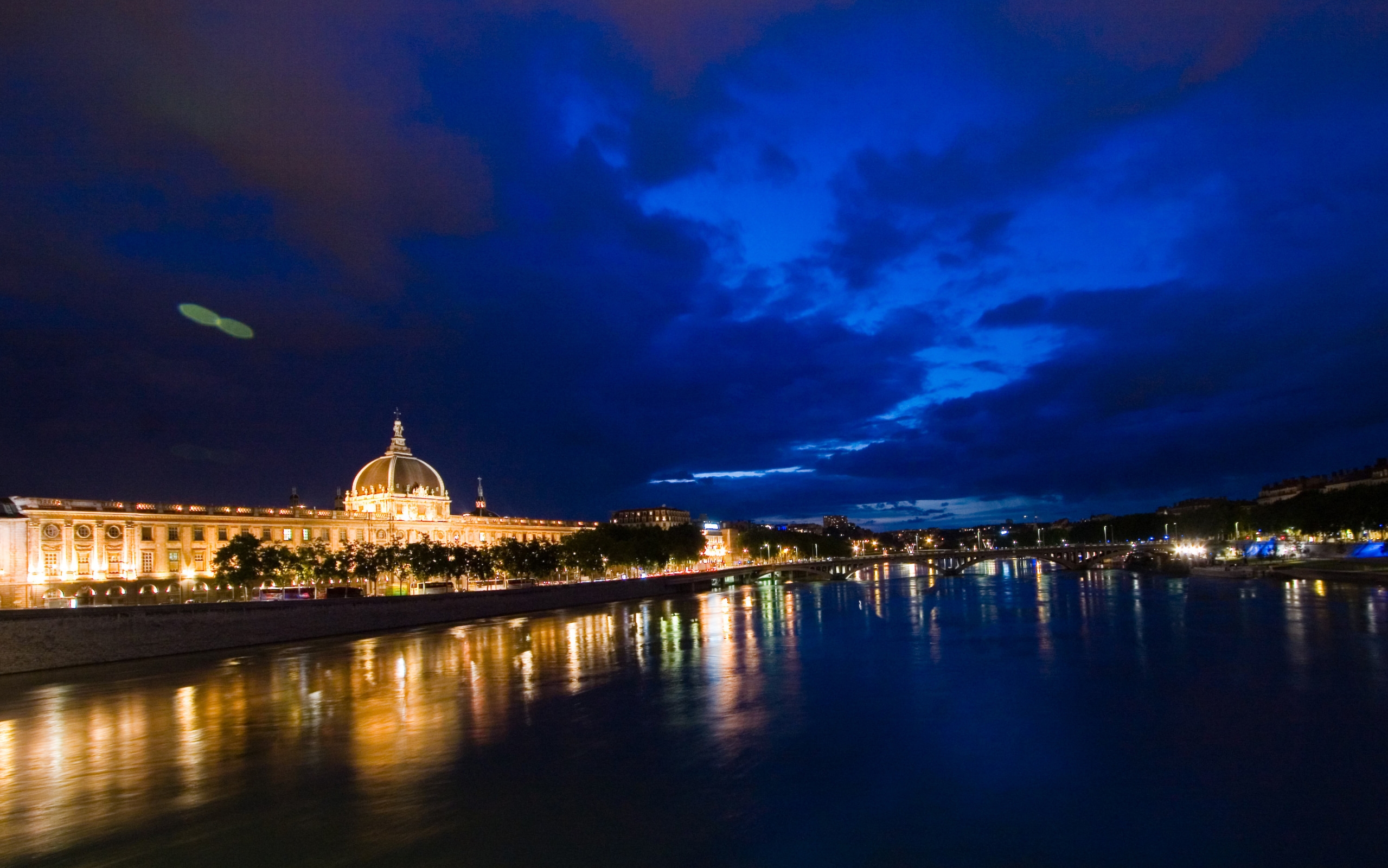 高清晰欧洲城市湖边建筑夜景壁纸
