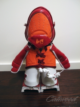 乙烯基穿运动鞋的玩具