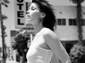 法国高清晰黑白人像女人壁纸-bridget布里奇特外