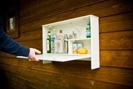 新的户外壁挂式Wallbanger酒吧