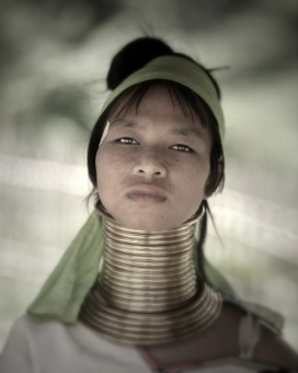 脖子带项链女性Karen Portraits卡伦画像