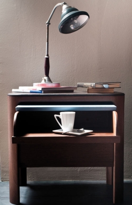 一套卧室家具设备-床头，床，梳妆台和衣柜