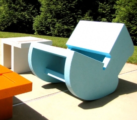 游泳池边的方块摇椅