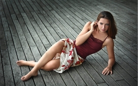 高清晰躺在地板上穿裙子的少女壁纸