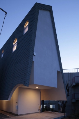 东京屋檐的房子和一个阁楼