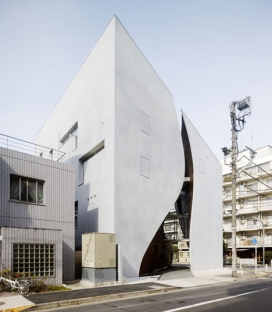 东京角落弯曲裂口建筑房屋