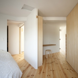 日本建筑师裕田中对角线墙壁和蓝灯的公寓