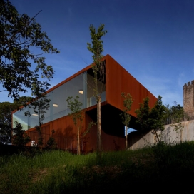 葡萄牙建筑师Comoco-城堡中的的咖啡厅和木制凉亭