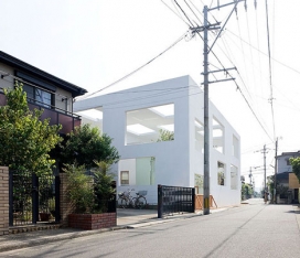 日本建筑师藤本搜神记-矩形窗穿刺三层墙壁和天花板的房子