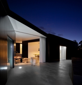 葡萄牙岛上山坡的木屋