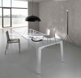 巨大的玻璃餐桌