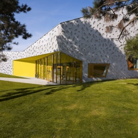 花纹混凝土外墙的攀登墙-攀岩中心