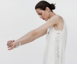 孩子气的服饰-Zara女装欣赏-珠光宝气的项圈，褶和纯粹的花边